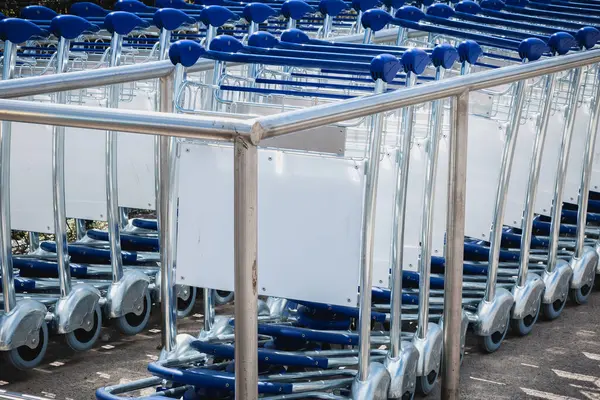 Chariot de transport à l'extérieur d'un aéroport disponible pour les voyageurs — Photo