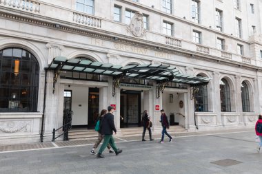 Lüks otelin önü Du 'daki Gresham Oteli.