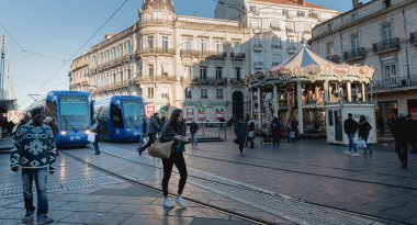 Montpellier 'deki Place de la Comedie' de elektrik tramvayı durdu.