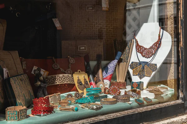 Zicht op de etalage van een souvenirwinkel in obidos, Portugal — Stockfoto