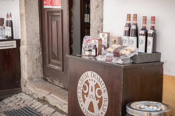 Exposición de una tienda de ginjinha en obidos, Portugal — Foto de Stock