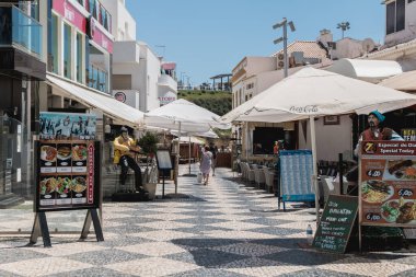 Kafelerin teraslarında sokak ortamı ve mimarisi ve...
