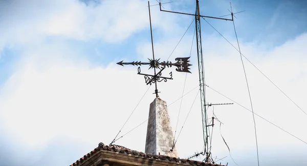 スペインの家の屋根の上にあるウェザーコック・ウェザーベイン — ストック写真