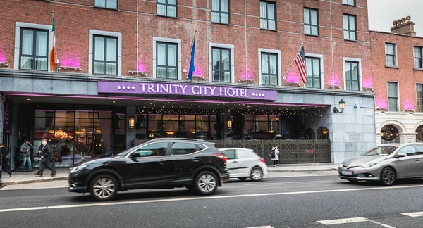 Les gens et les voitures passant devant la façade de la luxueuse Trinité — Photo