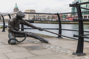 Statue by Dony MacManus of The Linesman in Dublin