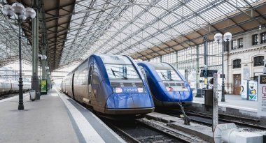 Tours, Fransa - 8 Şubat 2020: Bir kış günü insanların şehir merkezindeki Tours tren istasyonunda yürüdükleri platform