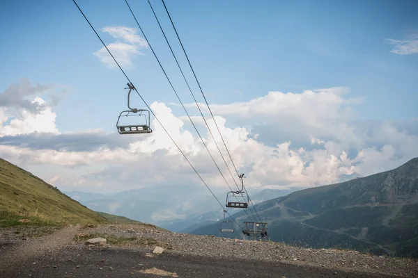 夏の日にはピレネー山脈とそのスキーリフトの眺め — ストック写真