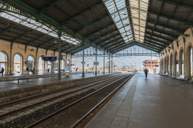 Sete, Fransa - 4 Ocak 2019: Bir kış günü şehir tren istasyonunda yürüyen gezgin