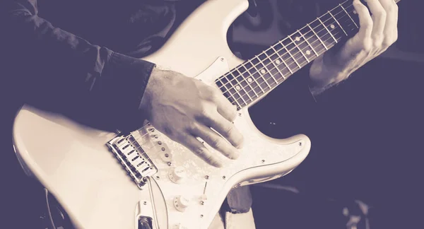 Feche Mãos Homem Tocando Uma Guitarra Elétrica Imagem Preto Branco — Fotografia de Stock