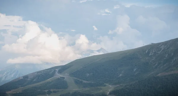 夏の日にはピレネー山脈とそのスキーリフトの眺め — ストック写真