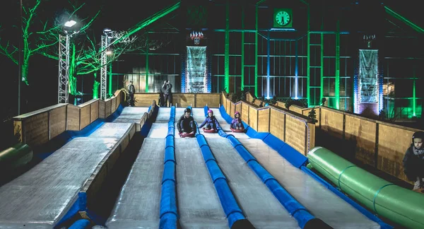 Belfort Francia Diciembre 2017 Niños Adultos Tobogganing Tobogán Hielo Instalado —  Fotos de Stock