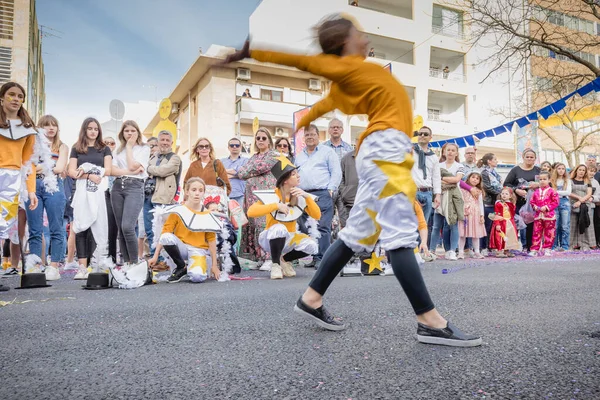 Loulé Portugal Fevereiro 2020 Dançarinos Desfilando Rua Frente Público Desfile — Fotografia de Stock