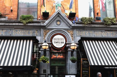 Dublin İrlanda - 16 Şubat 2019 BadBob İrlanda 'nın ünlü Temple Bar bölgesindeki bir barın mimarlık ayrıntıları