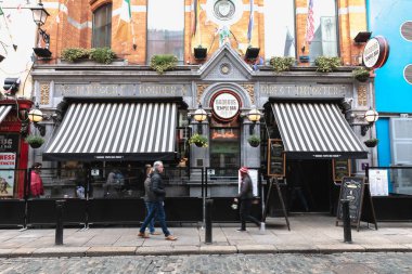 Dublin İrlanda - 16 Şubat 2019 BadBob İrlanda 'nın ünlü Temple Bar bölgesindeki bir barın mimarlık ayrıntıları