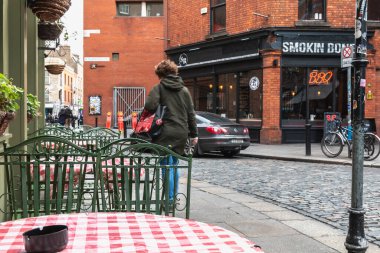 Dublin, İrlanda - 16 Şubat 2019: Tapınak Bar Bölgesi - insanların kışın yürüdüğü ünlü İrlanda Bar Tapınak Barı 'nda sokak atmosferi