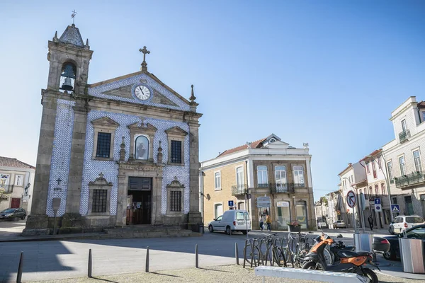 Ovar, Portekiz - 18 Şubat 2020: Saint Anthony Kilisesi 'nin (Igreja De Santo Antonio) mimari ayrıntıları, insanların kış günü yürüdükleri şehir merkezinde