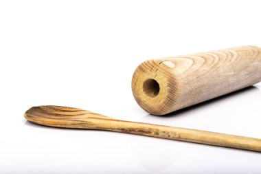 Stüdyoda beyaz arka planda tahta kaşık ve oklavalı iğne