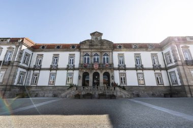 Ovar, Portekiz - 18 Şubat 2020: insanların kış günü yürüdükleri tarihi şehir merkezinde belediye binasının mimarisinin ayrıntıları