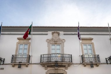 Loule, Faro, Portekiz - 25 Şubat 2020: insanların kış günü yürüdükleri tarihi şehir merkezindeki belediye binasının mimarisi