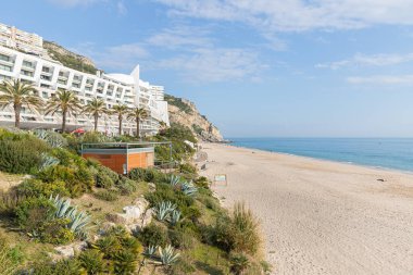 Sesimbra, Portekiz - 20 Şubat 2020: Deniz kıyısındaki lüks Sesimbra Hotel Spa manzarası