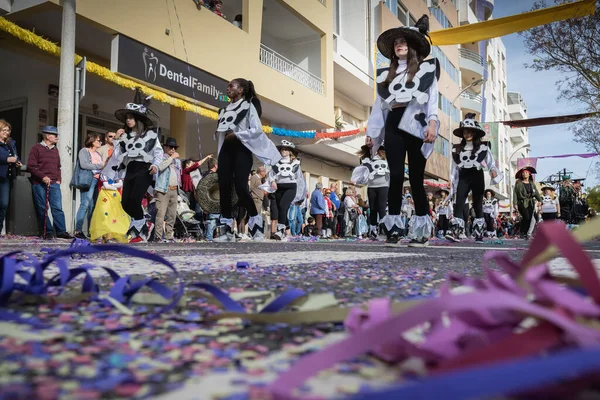 포르투갈 2020 전통적 사육제 행렬에서 행진하는 댄서들 — 스톡 사진