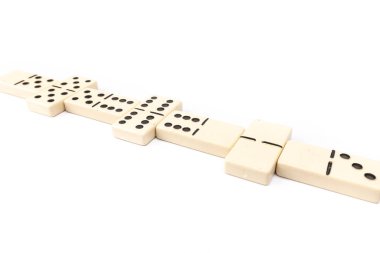 Oyun dominoları stüdyodaki beyaz arkaplanın dikdörtgen alt plastik aralığı