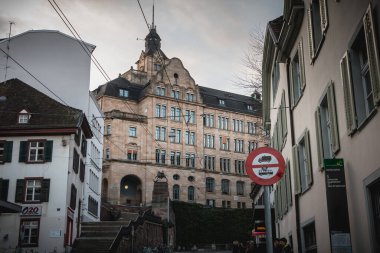 Basel, İsviçre - 25 Aralık 2017: Bir kış günü şehir merkezinin binalarının görüntüsü. İnsanların yürüdüğü bir caddede konut ve ticari binalar kompleksi