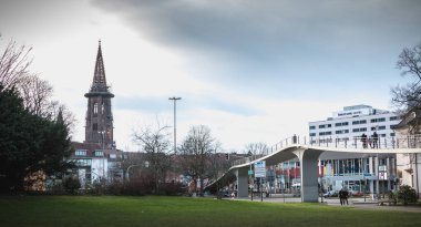 Freiburg im Breisgau, Almanya - 31 Aralık 2017: Karlssteg köprüsünün mimari ayrıntıları insanların kış günü yürüdükleri tarihi şehir merkezinde