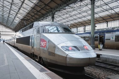 Tours, Fransa - 8 Şubat 2020: Bir kış günü insanların şehir merkezindeki Tours tren istasyonunda yürüdükleri platform