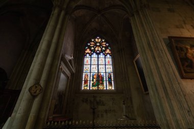 Tours, Fransa - 8 Şubat 2010: Tours, Indre et Loire, Fransa 'daki Roma Katolik katedrali Saint Gatien' in detayları, çalışmaları ve boyalı camları