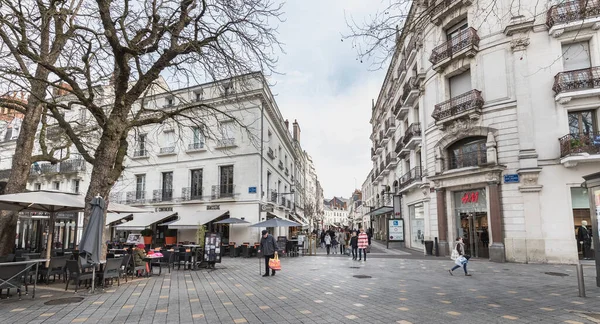 2020年2月8日フランスツアー 冬の日に冬の日に歩く歴史的な街の中心部の歩行者天国の通りの雰囲気と建築 — ストック写真