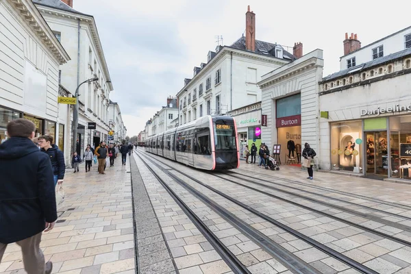 Výlety Francie Února 2020 Elektrická Tramvaj Pěší Ulici Historickém Centru — Stock fotografie