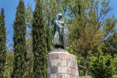 Guimaraes, Portekiz - 10 Mayıs 2018: Portekiz 'in ilk kralı D. Afonso Henriques' in heykeli heykeltraş Antonio Soares dos Reis tarafından turistlerin bir bahar günü ziyaret ettiği Guimaraes kalesinin önünde.