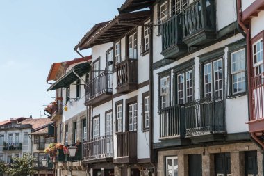 Guimaraes, Portekiz - 10 Mayıs 2018: Turistlerin bahar günü ziyaret ettiği tarihi şehir merkezinin küçük sokaklarının mimari ayrıntıları