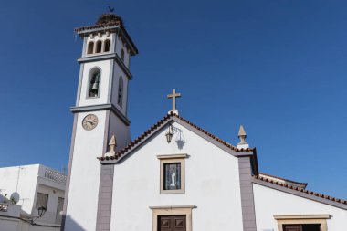 Portekiz 'in Quarteira şehrindeki Meryem Ana' nın (Nossa Senhora da Conceicao) kilise mimarisi.