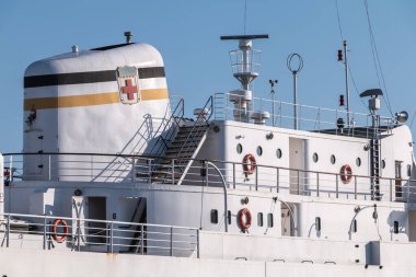 Viana Do Castelo, Portekiz - 10 Mayıs 2018: Eski hastane gemisi Gil Eannes 'in görüntüsü, şimdi bir müzeye ve gençlik yurduna dönüştürüldü. Şehir limanına demirlemiş durumda.