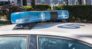 Setubal, Portekiz - 8 Ağustos 2018: Portekiz polis arabası bir yaz günü tarihi şehir merkezine park edildi.