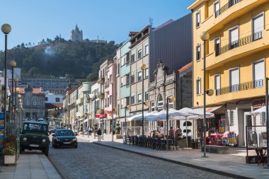 Viana do Castelo, Portekiz - 10 Mayıs 2018: Turistlerin bahar günü ziyaret ettiği tarihi şehir merkezinin sokaklarındaki tipik ev ve dükkanların mimari ayrıntıları