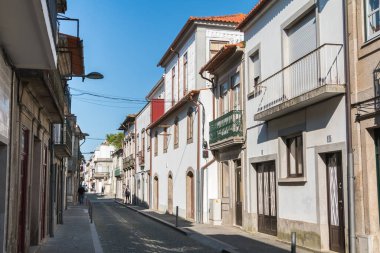 Viana do Castelo, Portekiz - 10 Mayıs 2018: Turistlerin bahar günü ziyaret ettiği tarihi şehir merkezinin sokaklarındaki tipik ev ve dükkanların mimari ayrıntıları