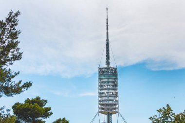 Barselona, İspanya - 21 Haziran 2017: Bir yaz günü Barcelona tepesindeki Collserola telekomünikasyon kulesinin görüntüsü