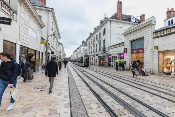 Výlety Francie Února 2020 Elektrická Tramvaj Pěší Ulici Historickém Centru — Stock fotografie