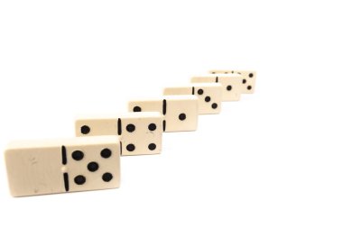 Oyun dominoları stüdyodaki beyaz arkaplanın dikdörtgen alt plastik aralığı