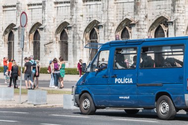 Lizbon, Portekiz - 7 Mayıs 2018: Portekizli polis memuru, bir bahar günü Belem 'in kutsal kilisesi önünde turistleri gözetliyor.