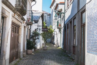 Viana do Castelo, Portekiz - 10 Mayıs 2018: Turistlerin bahar günü ziyaret ettiği tarihi şehir merkezinin sokaklarındaki tipik ev ve dükkanların mimari ayrıntıları