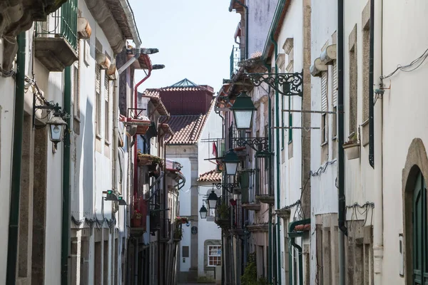 비아나 카스텔 포르투갈 2018 역사적 중심의 거리에 전형적 상점의 관광객들 — 스톡 사진