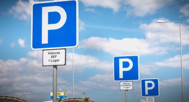 Faro, Portekiz - 3 Mayıs 2018: Bir bahar günü Faro Uluslararası Havalimanı önünde devlet araçları (SEF 1 yer, ALFANDEGA 1 yer, ANA SA 2 yer) için ayrılmış park tabelası