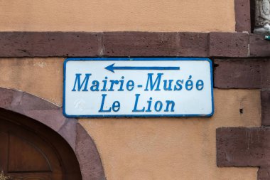 Belfort, Fransa - 26 Aralık 2017: Bir kış akşamı belediye binası ve Le Lion Müzesi 'nin (Mairie-Musee Le Lion) yönünü gösteren metalik sokak tabelası