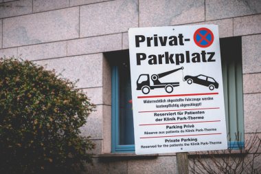 Badenweiler, Almanya - 24 Aralık 2017: Yol tabelası özel park yeri - bir kış günü şehir merkezindeki bir binanın önündeki Klinik Park Termosu için ayrıldı