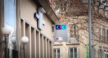 Strasbourg, Fransa - 28 Aralık 2017: Bir kış günü şehir merkezinde bir CIC tüccar bankasının cephesi