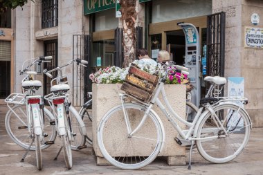 Valencia, İspanya - 16 Haziran 2017 Verrassend Valencia kiralık bisikleti tarihi bir şehir merkezinde bir yaz günü küçük bir turizm meydanına park etti.